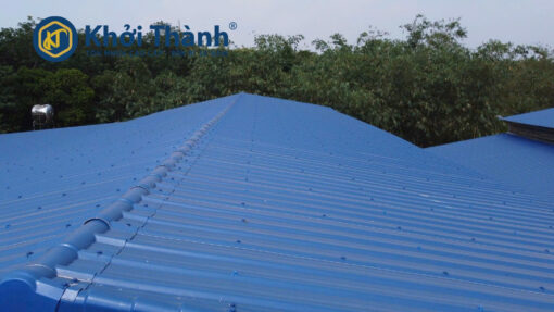 Mái nhà xưởng sử dụng tôn nhựa PVC chống ăn mòn của Tôn Nhựa Khởi Thành tại khu vực ven biển Sóc Trăng