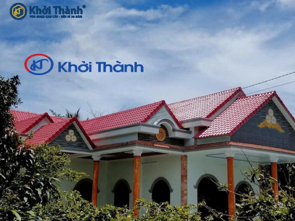 Biệt thự sử dụng tôn nhựa chống ăn mòn bền màu của Tôn Nhựa Khởi Thành, minh chứng cho vẻ đẹp lâu dài