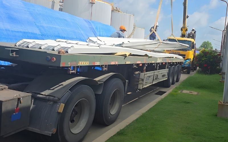 Tôn nhựa màu trắng 5 sóng vuông - Giao thực tế công trình