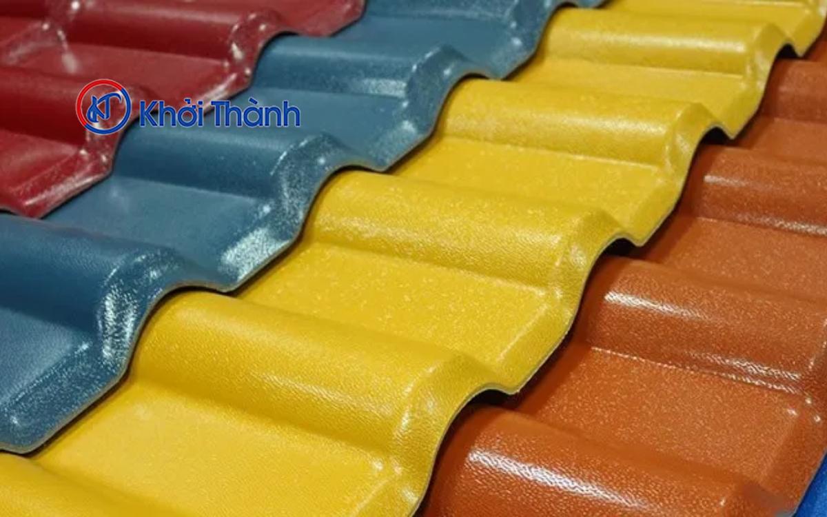 Ngói nhựa PVC nhẹ hơn rất nhiều nhờ đó giảm tải trọng lên kết cấu công trình