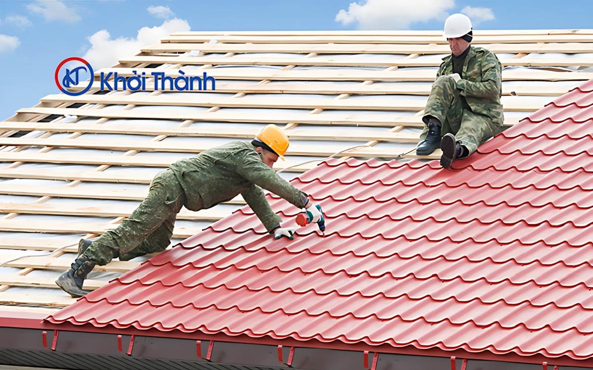 Tôn sóng tròn PVC có ưu điểm giá thành rẻ, dễ thi công