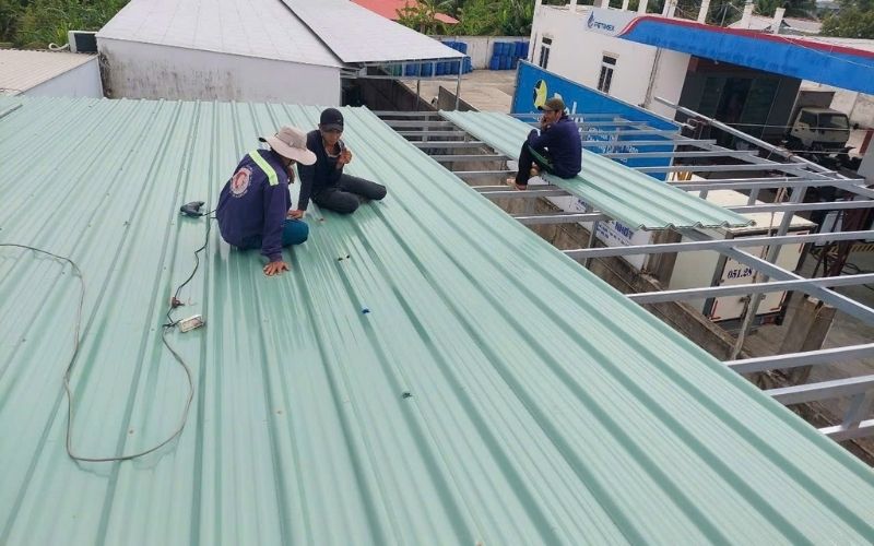 Tôn nhựa màu xanh ngọc khi thi công
