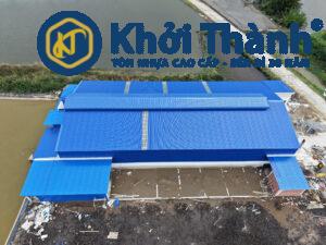 Công trình thực tế tại Kiên Giang sử dụng tôn nhựa Khởi Thành 5 sóng vuông, lợp khu vực sản xuất.