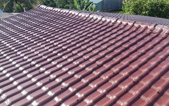 Tôn nhựa lợp mái giá rẻ tại Trà Vinh màu nâu socola