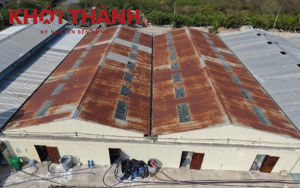Mái nhà xưởng bị ăn mòn hóa chất