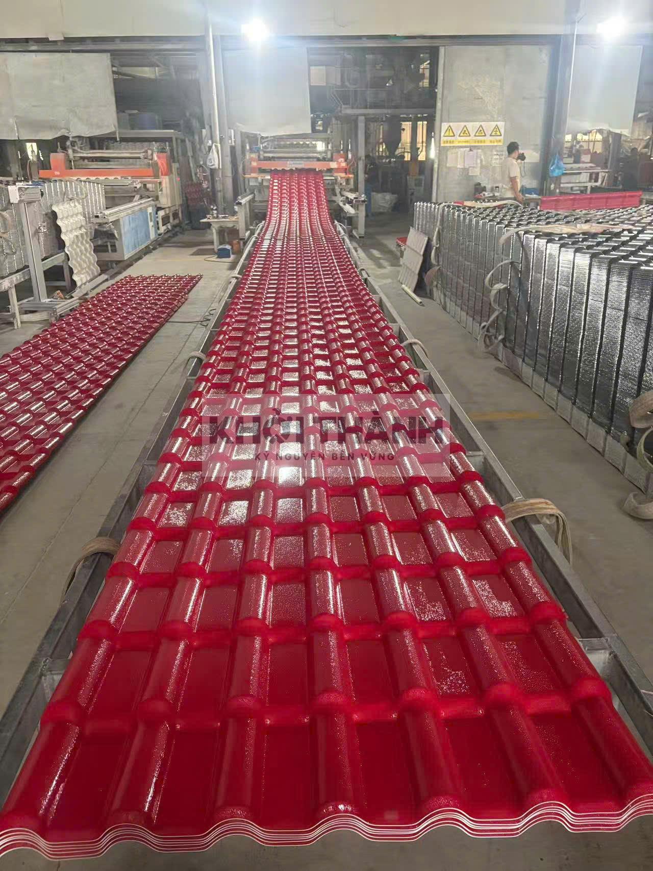 Ngói nhựa PVC/ASA màu đỏ đô Khởi Thành tại nhà máy
