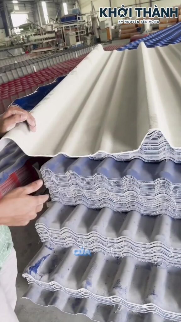 Giới thiệu tôn nhựa 3 sóng màu sáng tại nhà máy Khởi Thành