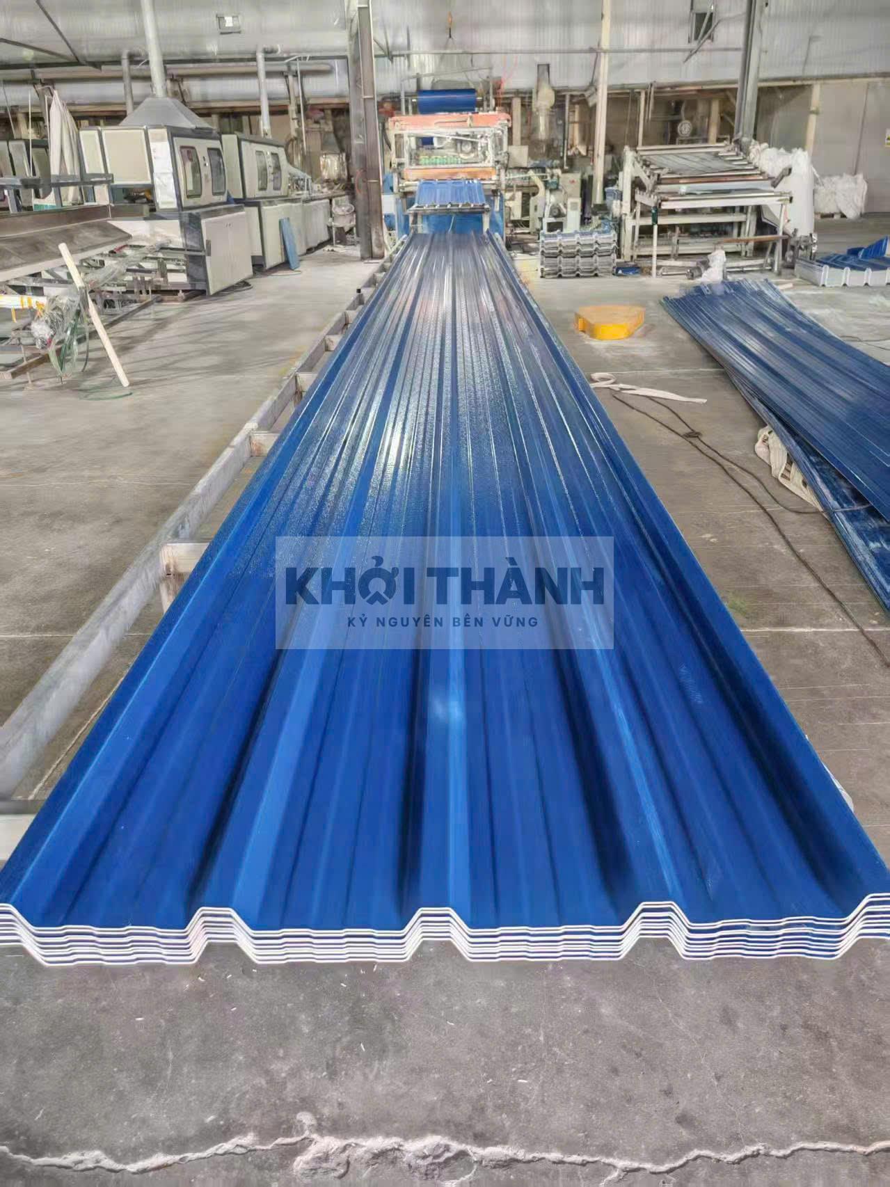 ton-nhua-5-song-vuong-xanh-duong-khoi-thanh.jpg Tôn nhựa PVC/ASA 4 lớp 5 sóng vuông màu xanh dương