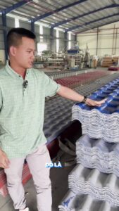 Video giới thiệu mẫu tấm lợp giả ngói tại Khởi Thành, với mặt trên xanh dương và mặt dưới trắng; clip trình bày sản phẩm trước khi lắp đặt.