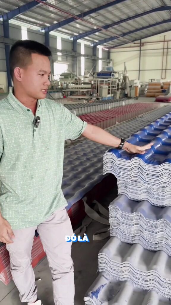 Video giới thiệu mẫu tấm lợp giả ngói tại Khởi Thành, với mặt trên xanh dương và mặt dưới trắng; clip trình bày sản phẩm trước khi lắp đặt.